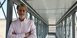 Thomas Bergen steht in einer Fluggastbrücke