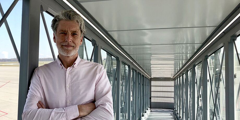 Thomas Bergen steht in einer Fluggastbrücke