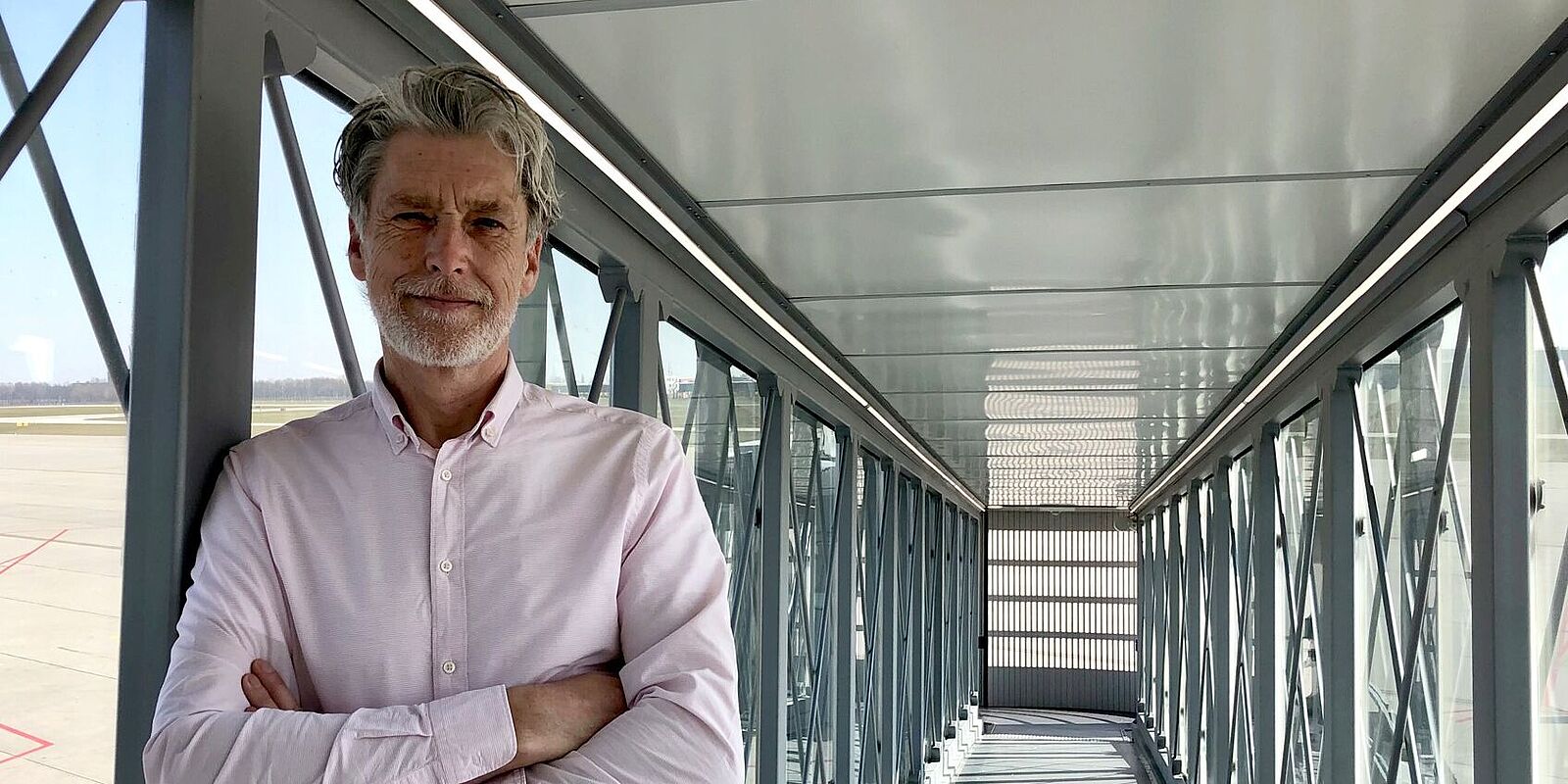 Thomas Bergen steht in einer Fluggastbrücke