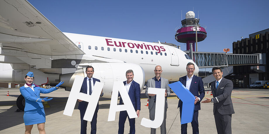 Die Crew steht auf dem Vorfeld vor dem Luftfahrzeug