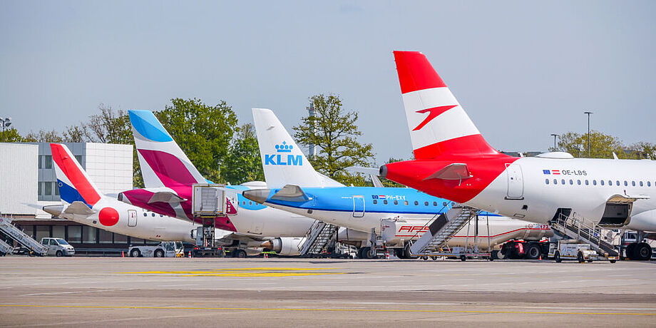 Leitwerke mehrerer Fluggesellschaften