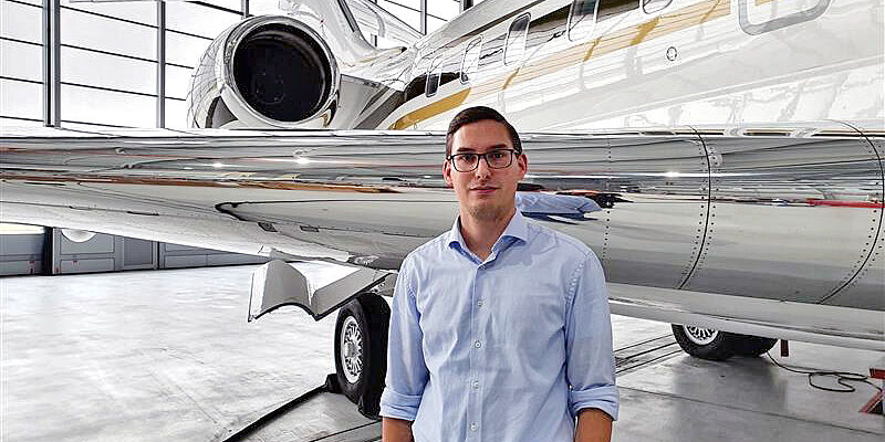 Daniel Jatsch von ACC Columbia in einer Flugzeughalle 
