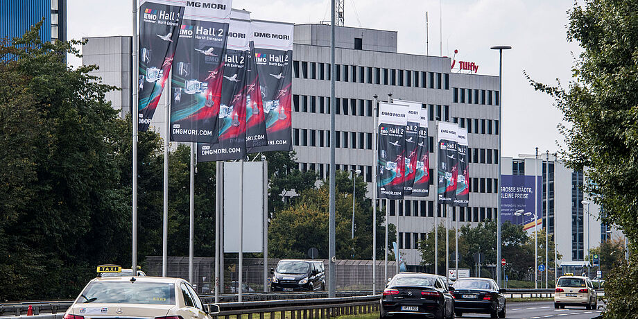 Werbefläche Flaggen an der Flughafenstraße