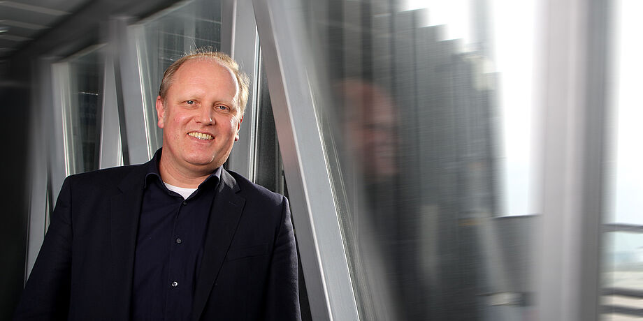 Herr Niermann in einer Fluggastbrücke