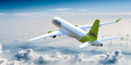 Eine Maschine der airBaltic über den Wolken. 