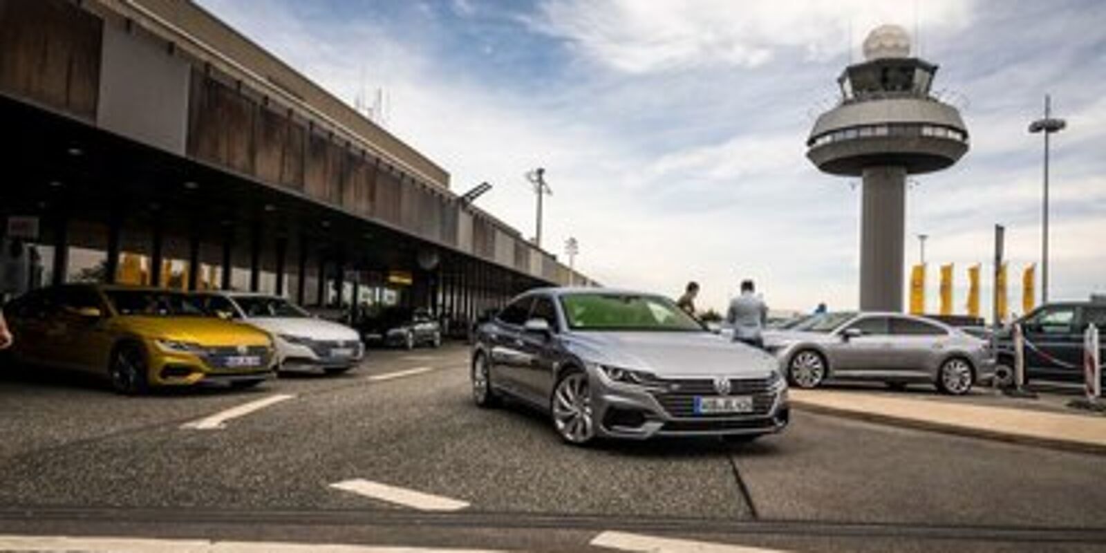 Außenansicht der Parkfläche vor dem Terminal A