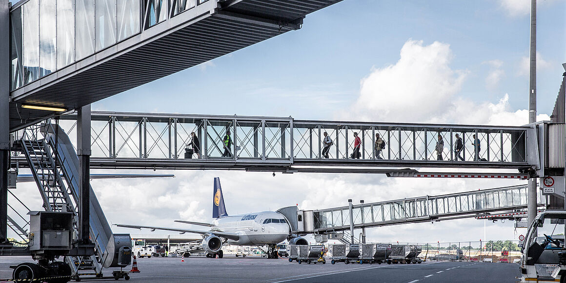 Vorfeldblick auf zwei gläserne Fluggastbrücken