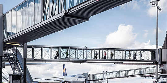 Bild zeigt zwei Fluggastbrücken.