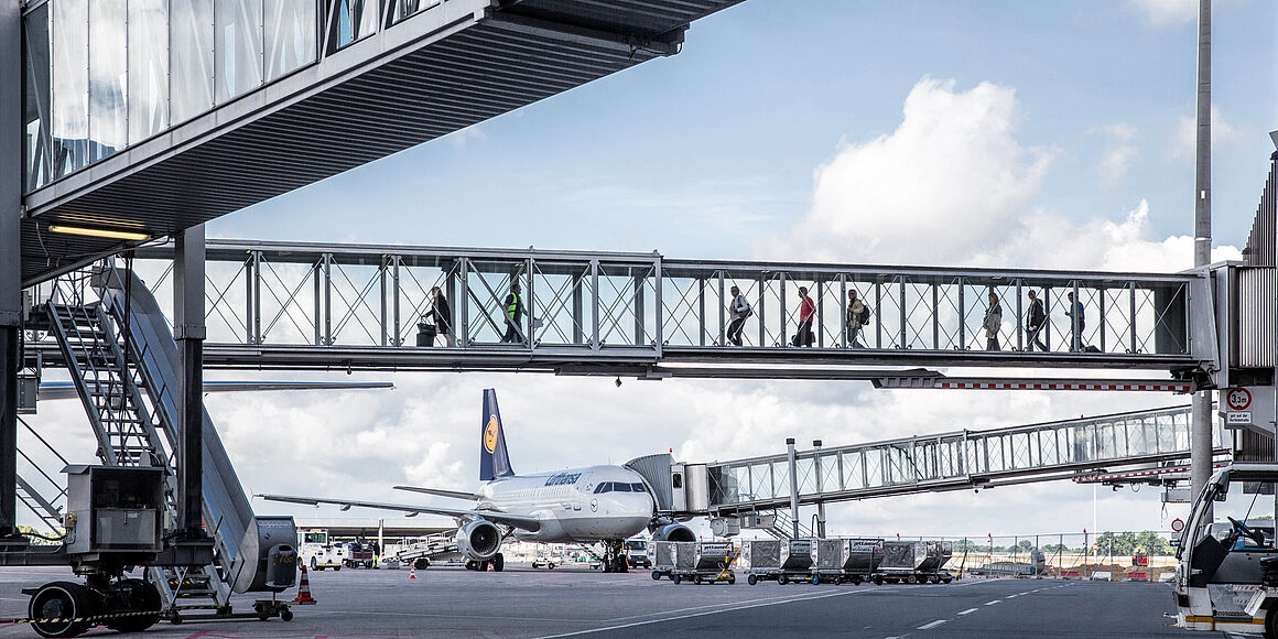 Vorfeldblick auf zwei gläserne Fluggastbrücken