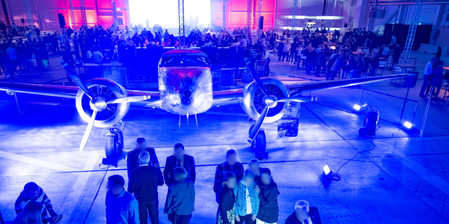 Musterbild einer Veranstaltung in einer Flugzeughalle