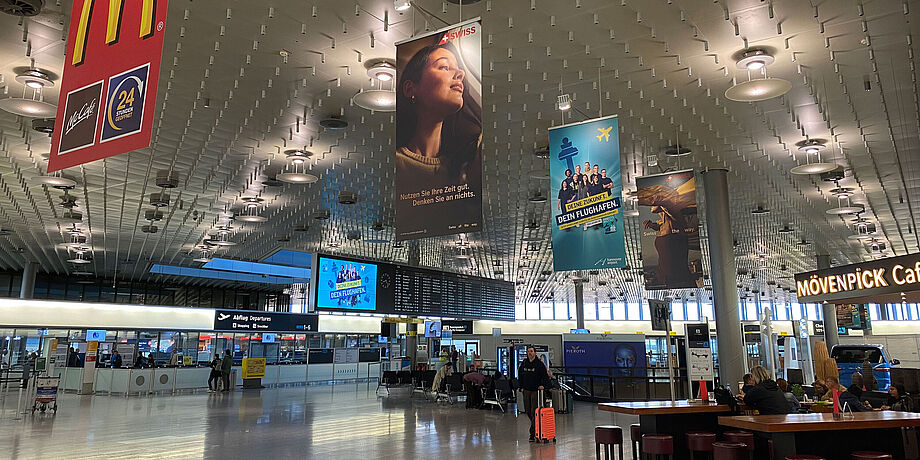 Werbefläche Roof Banner in der Abflugebene in Terminal A