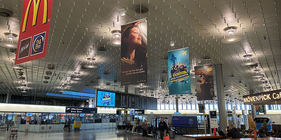 Werbefläche Roof Banner in der Abflugebene in Terminal A