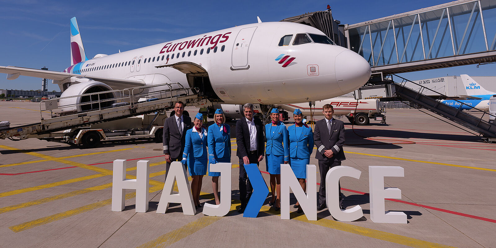 Die Eurowings-Crew posiert zum Erstflug nach Nizza auf dem Vorfeld.