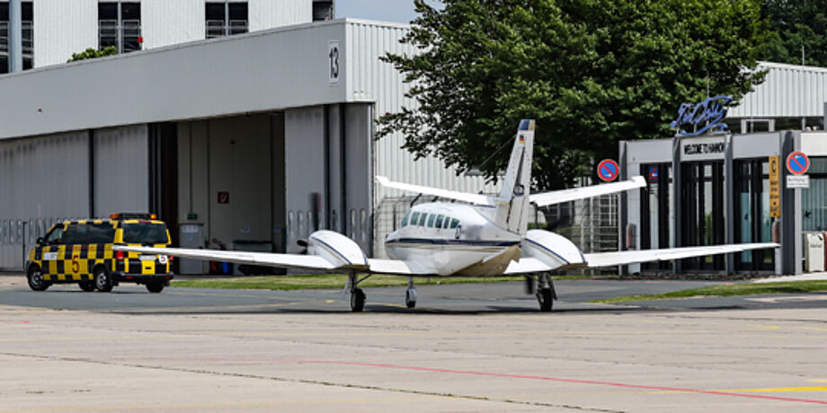 Vorfeldfoto eines kleinem Flugzeuges mit zwei Motoren