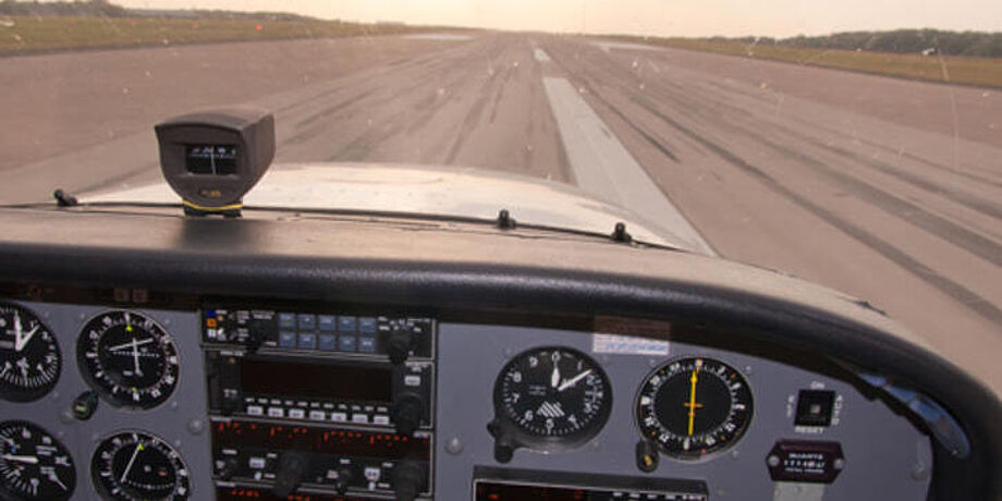 Blick aus dem Cockpit eines Kleinfliegers auf die Startbahn