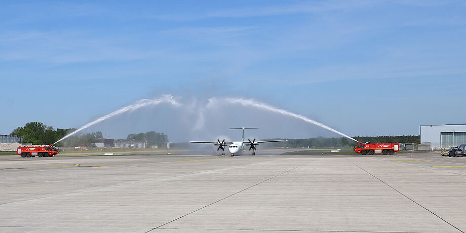 Die erste Maschine von SkyAlps wurde mit der obligatorischen Taufe der Flughafenfeuerwehr am HAJ begrüßt. 