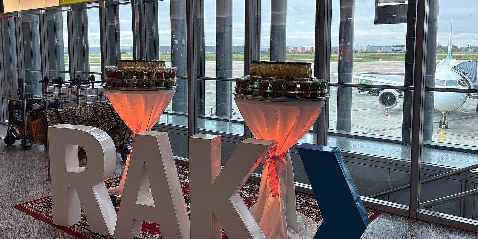 Die Buchstaben RAK am Gate