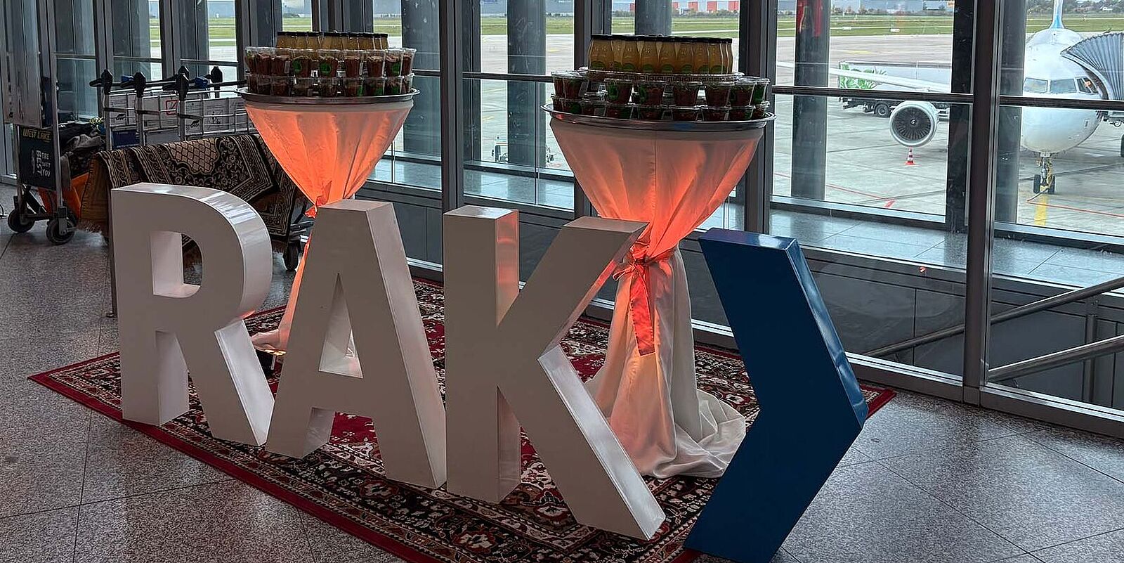 Die Buchstaben RAK am Gate