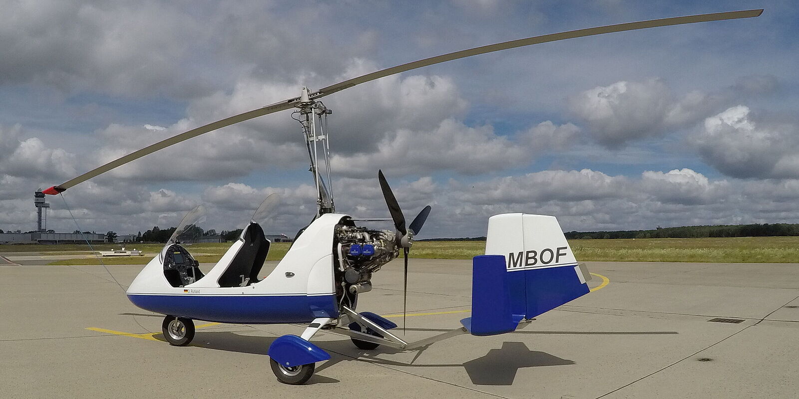 Bild eines zweisitzigen Gyrokopters auf dem Vorfeld 