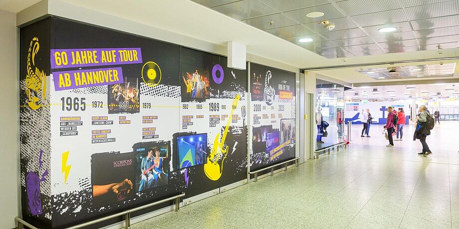 Werbeflächen der Scorpions im Terminal
