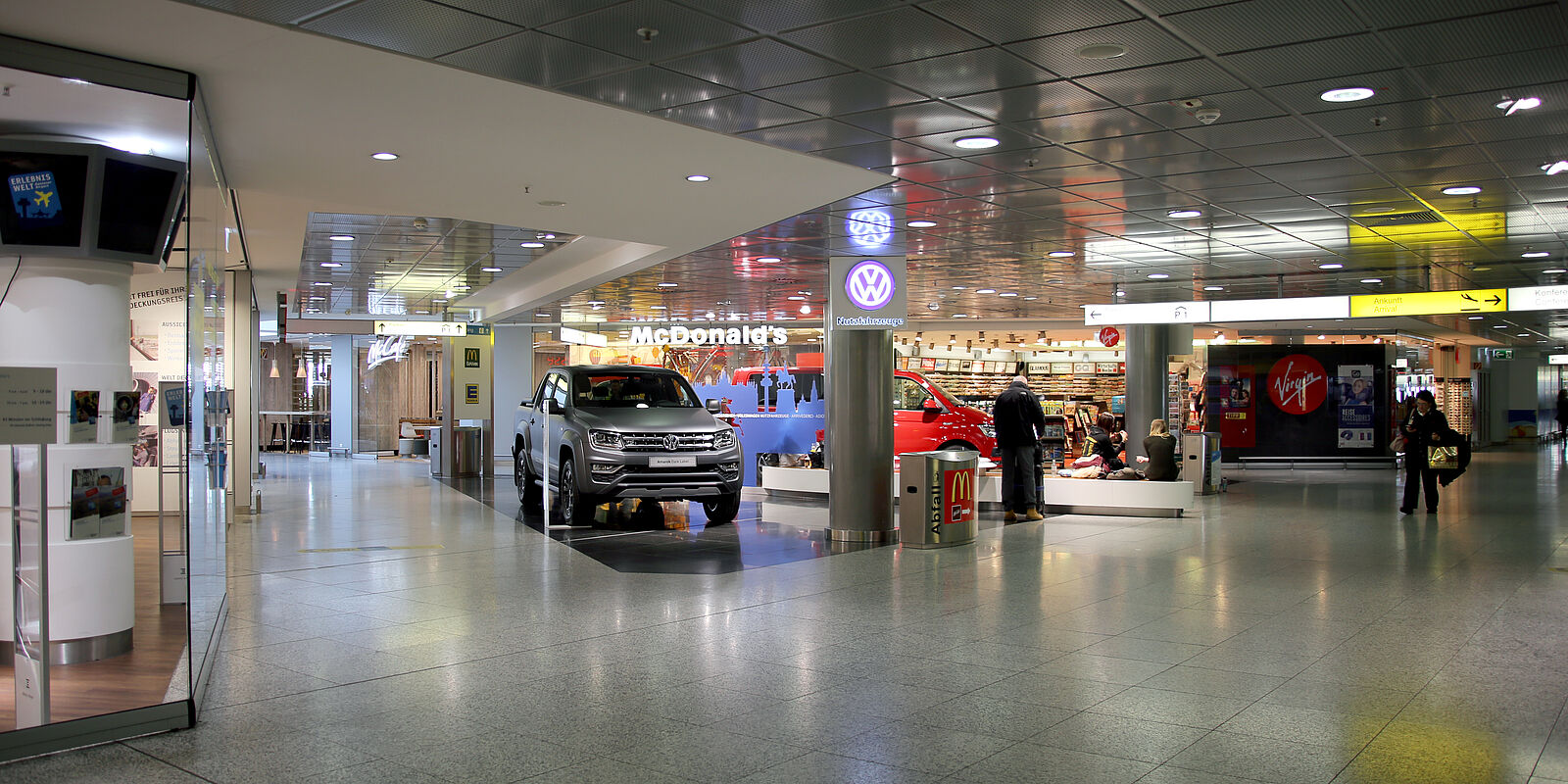 Innenansicht der Airport Plaza mit Geschäften