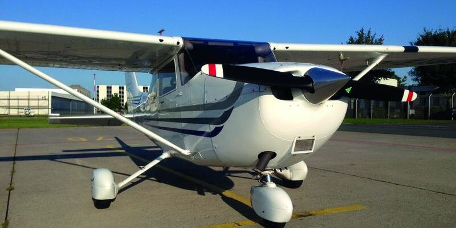 Bild einer Cessna auf dem Vorfeld am GAT