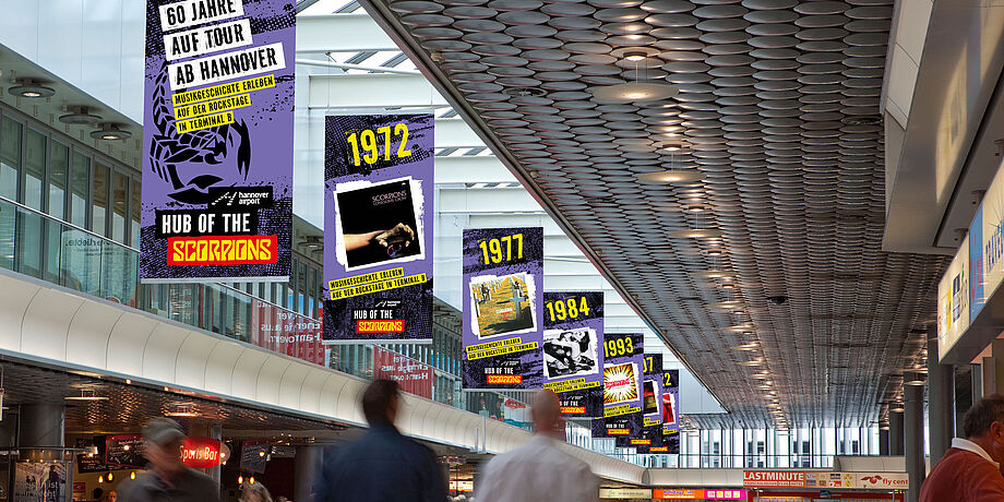 Deckenbanner Scorpions im Terminal