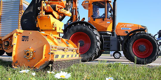 Ein orangener Trecker