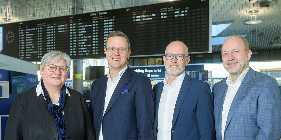 Die Aufsichtsratsvorsitzende Sabine Tegtmeyer-Dette mit den Geschäftsführern Prof. Dr. Martin Roll und Maik Blötz und dem Vorsitzenden des Personalausschusses des Aufsichtsrates Prof. Dr. Lars Baumann. (v.l.n.r.)