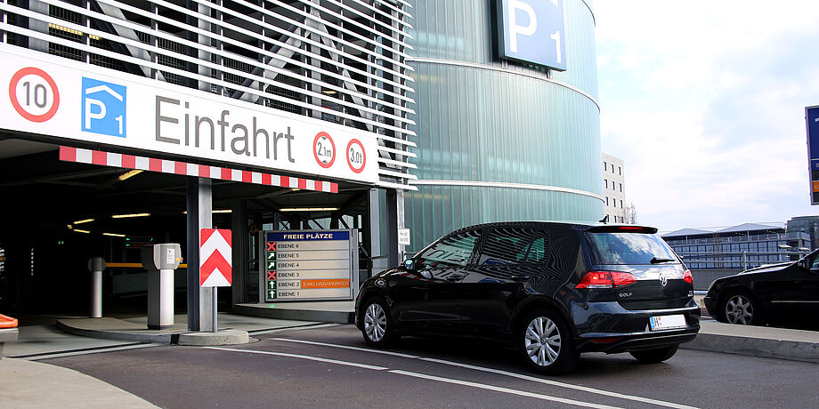 Foto der Einfahrt in das Parkhaus