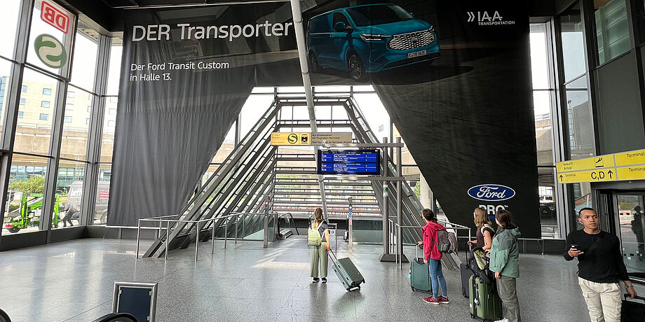 Werbefläche Mega Banner in der Ankunftebene am Abgang zur S-Bahn-Station