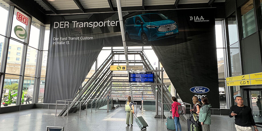 Werbefläche Mega Banner in der Ankunftebene am Abgang zur S-Bahn-Station