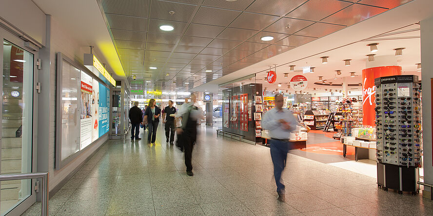 Ansicht der Airport Plaza mit Geschäften