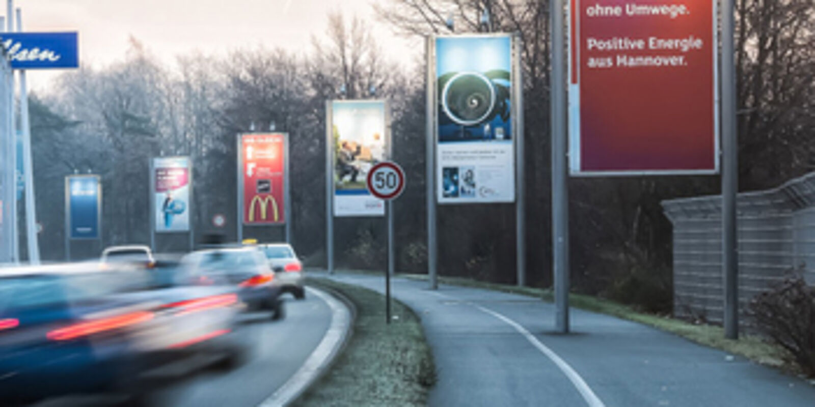 Foto der Anzeigestelen auf der Flughafenstraße in Richtung Stadt Hannover