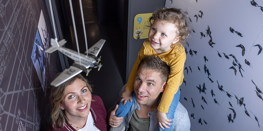 Foto einer interessiert schauenden Familie