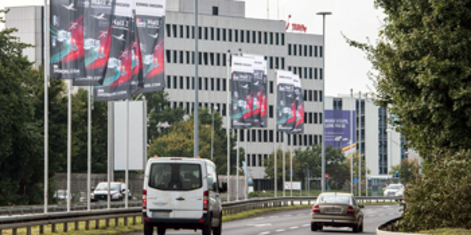 Musterfoto von Fahnenmasten auf der Flughafenstraße
