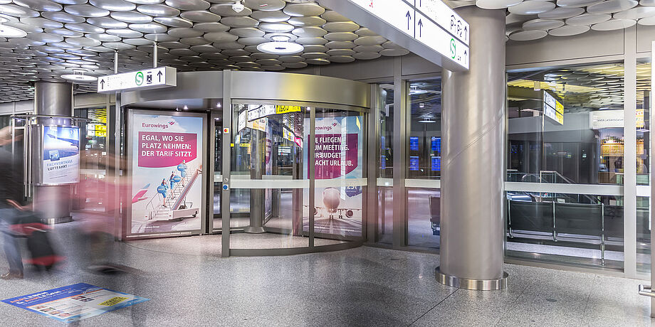 Werbefläche Door Sticker an den Drehtüren zur S-Bahn-Station