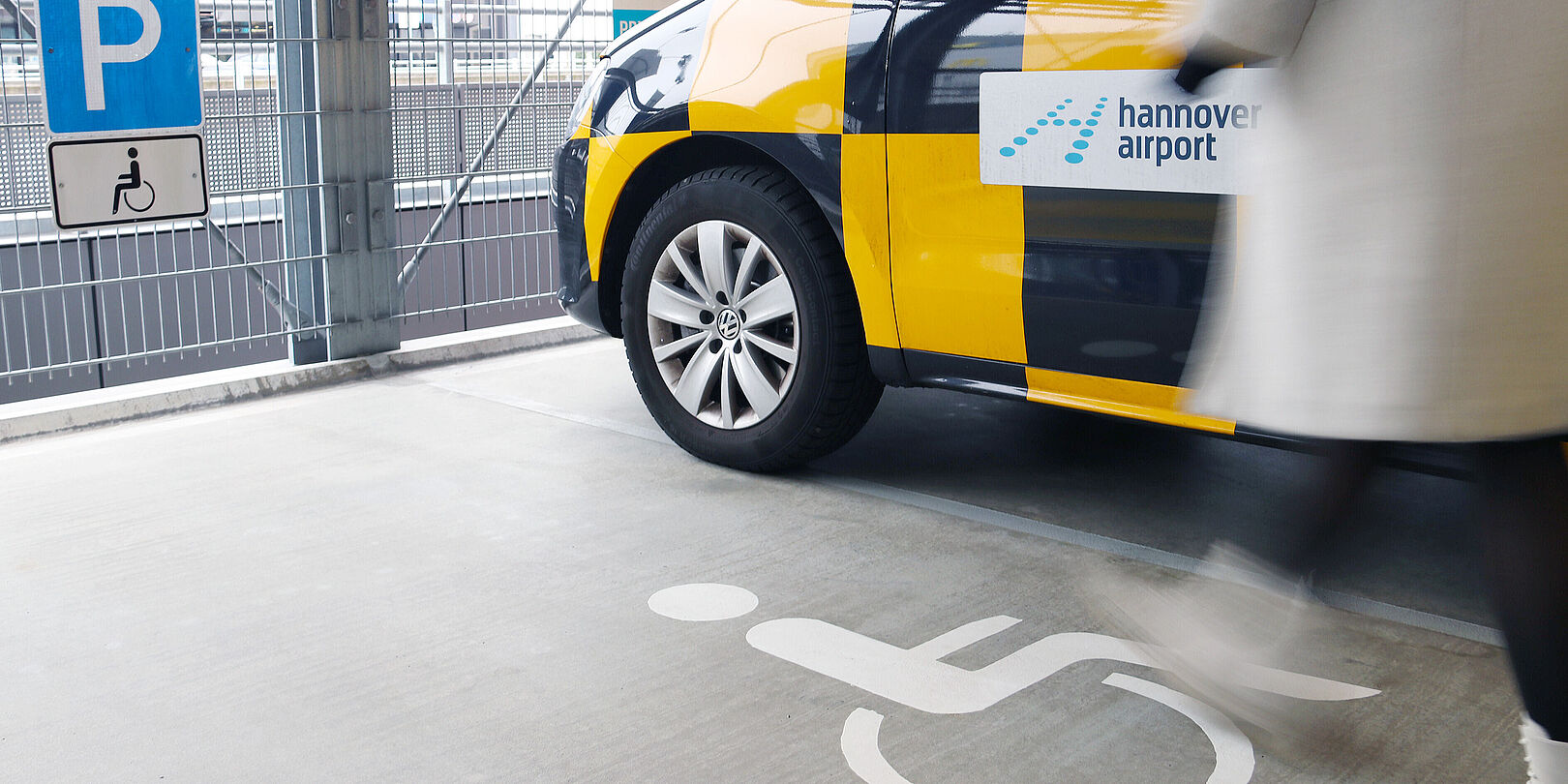 Bild von einem Parkplatz mit Rollstuhlzeichen
