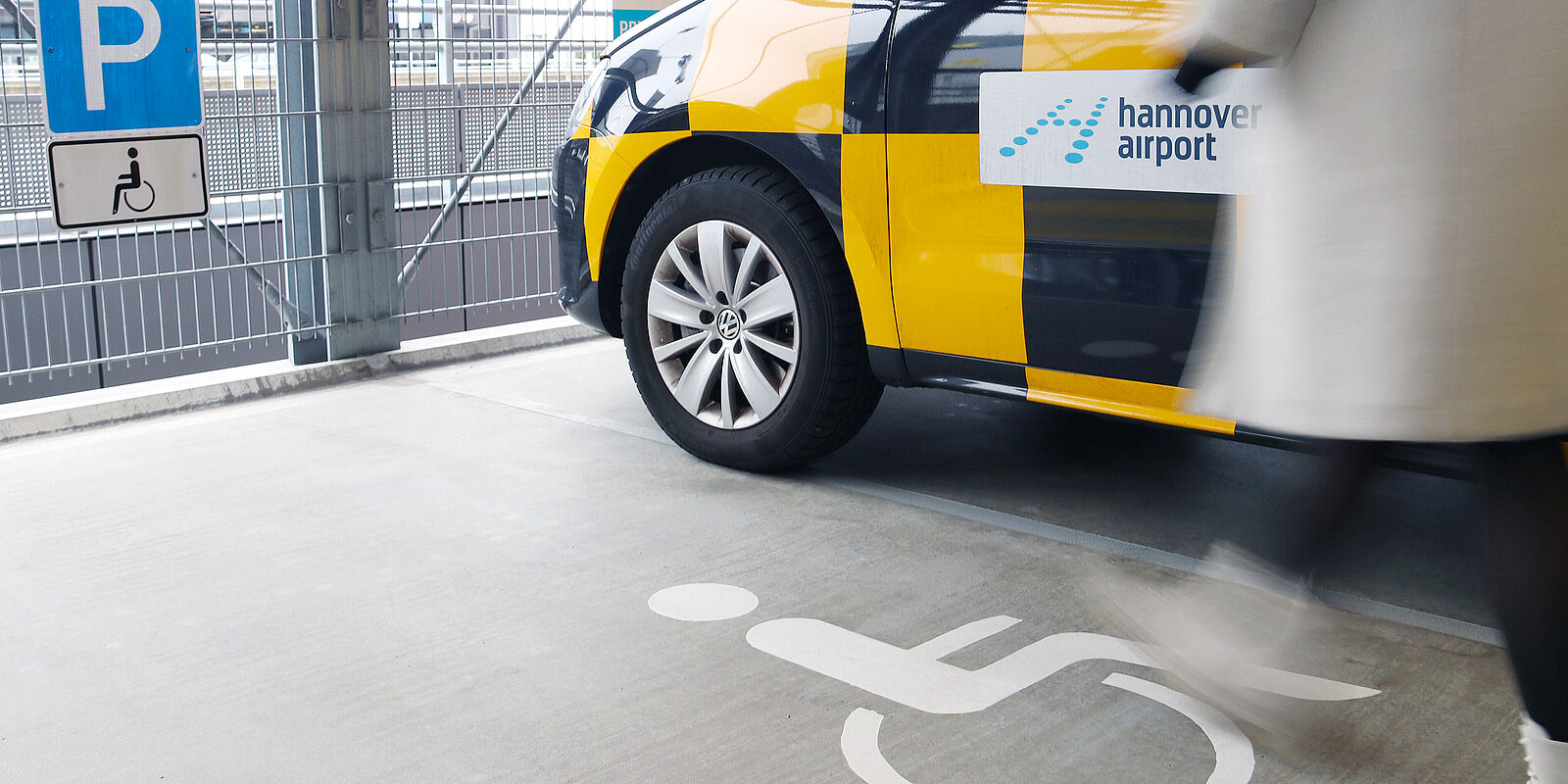 Bild von einem Parkplatz mit Rollstuhlzeichen