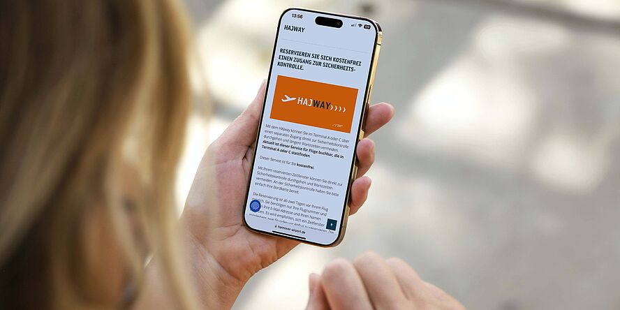 Frau bucht HAYWAY auf Handy