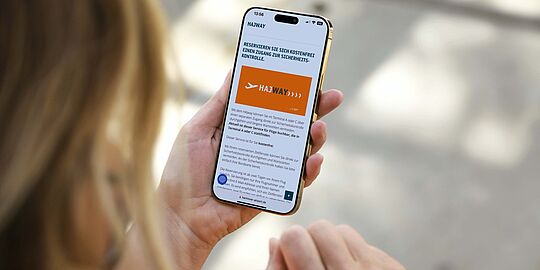 Frau bucht HAYWAY auf Handy