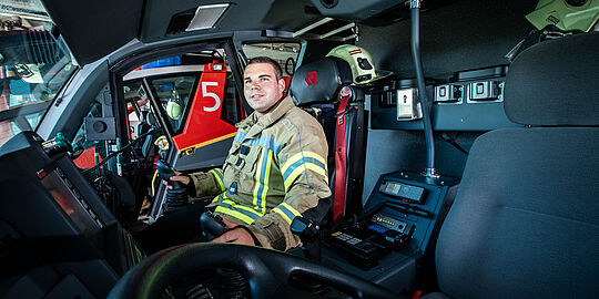 Mann in einem Feuerwehrfahrzeug