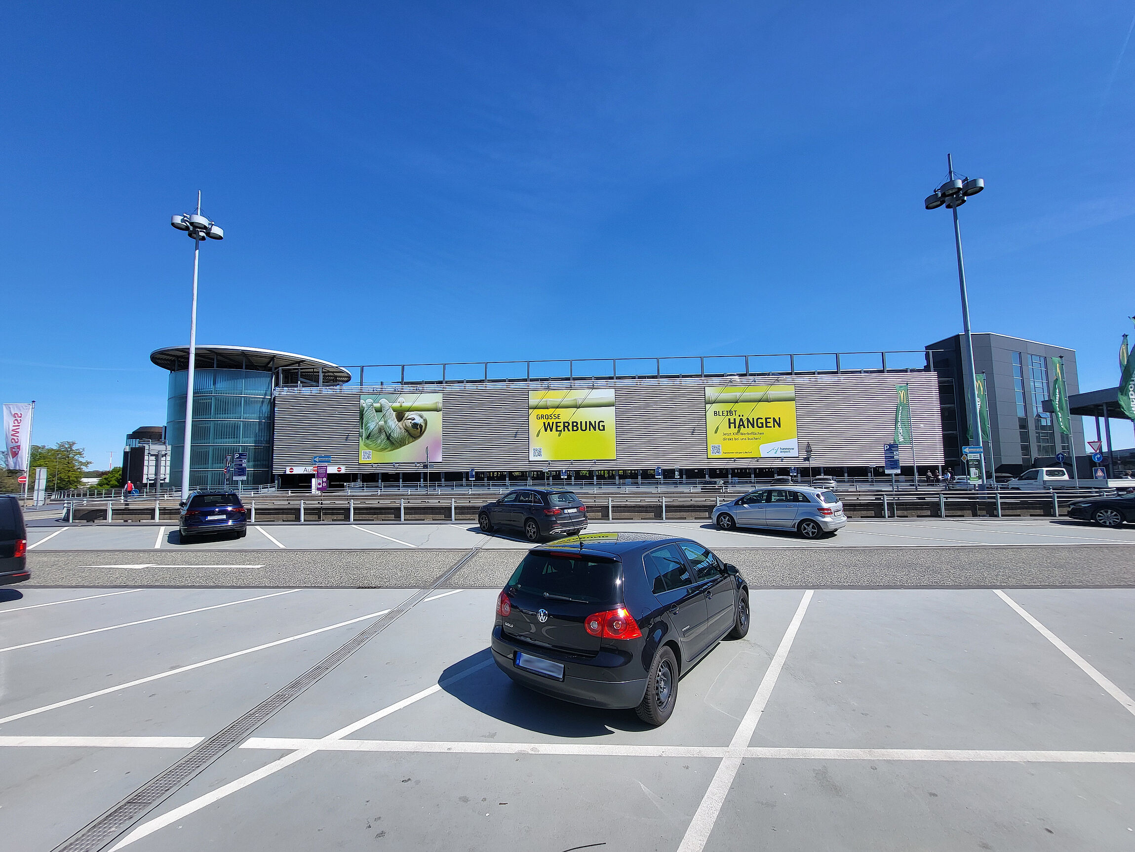Foto von drei Werbeplakaten am Parkhaus 1