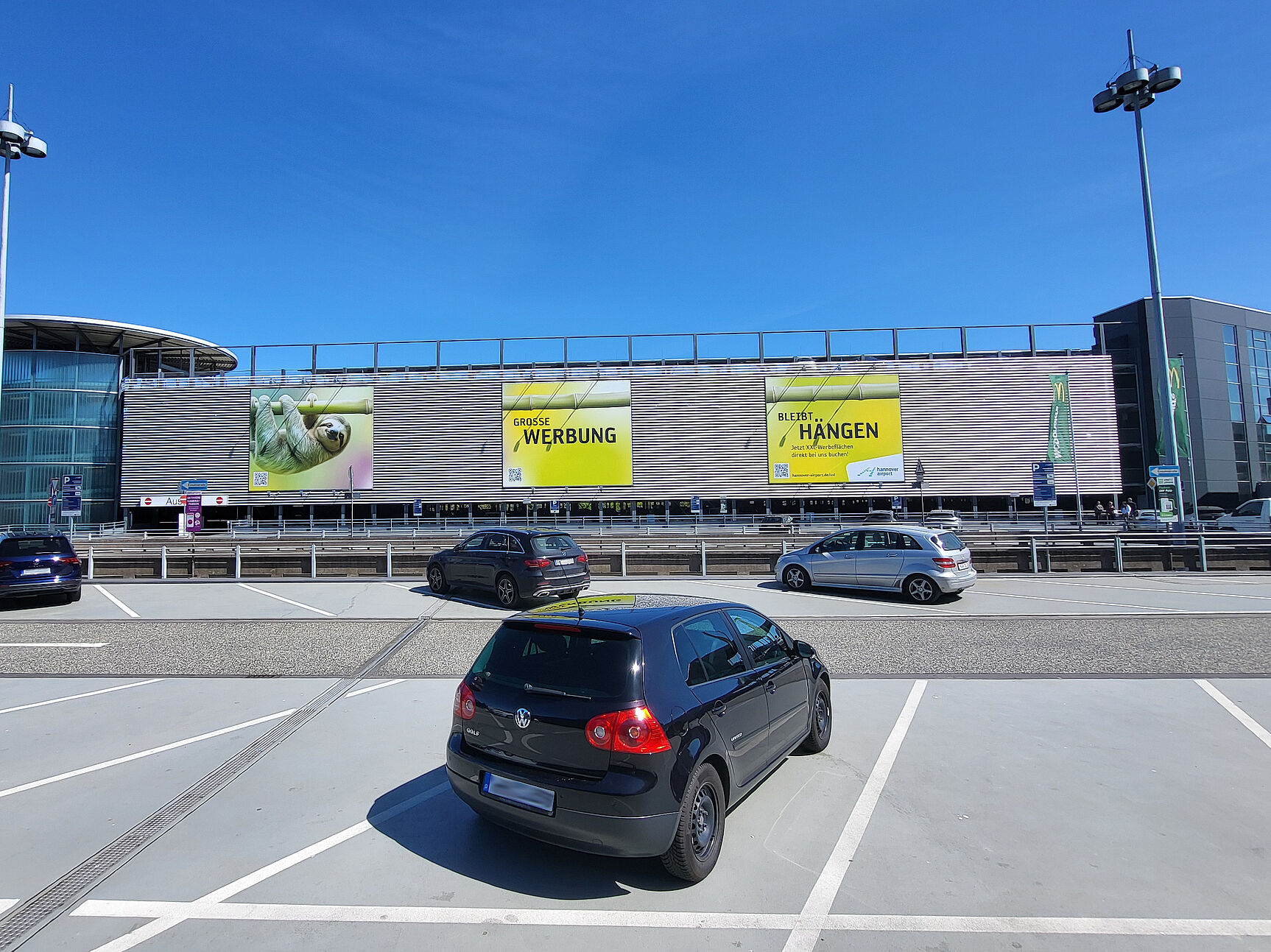 Foto von drei Werbeplakaten am Parkhaus 1