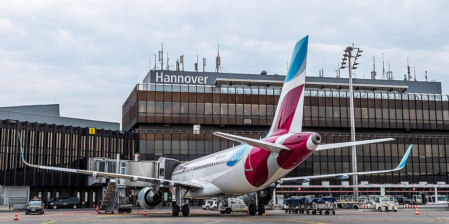 Ein Luftfahrzeug von Eurowings steht am Gate