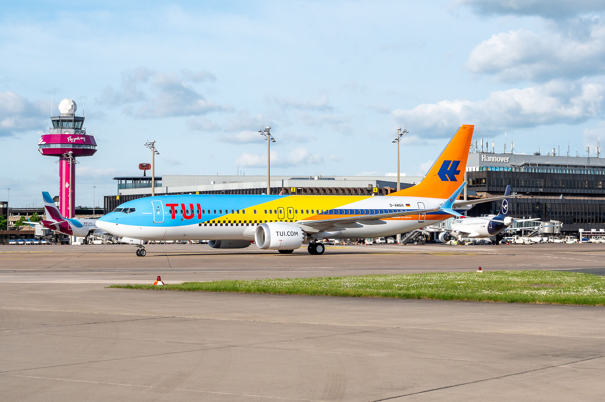 Tuifly Maschine mit Sonderlackierung