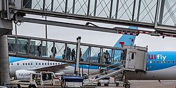 Zwei TUI fly Maschinen vor dem Terminal 