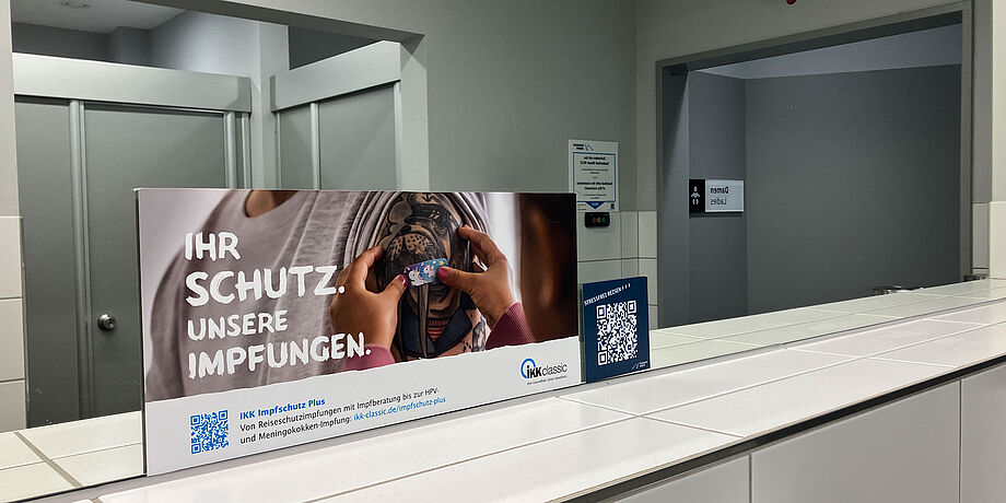 Werbefläche Spiegelaufkleber in den Sanitäranlagen