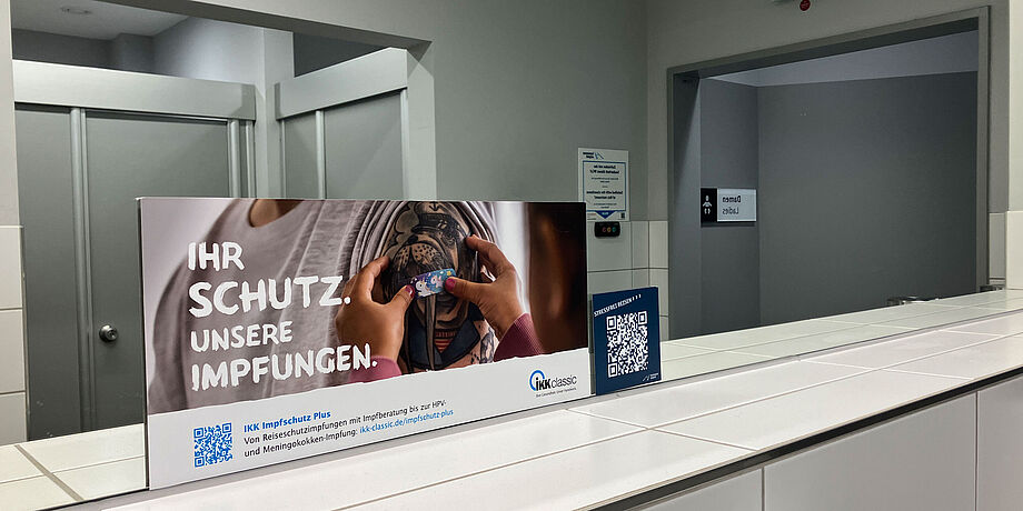 Werbefläche Spiegelaufkleber in den Sanitäranlagen