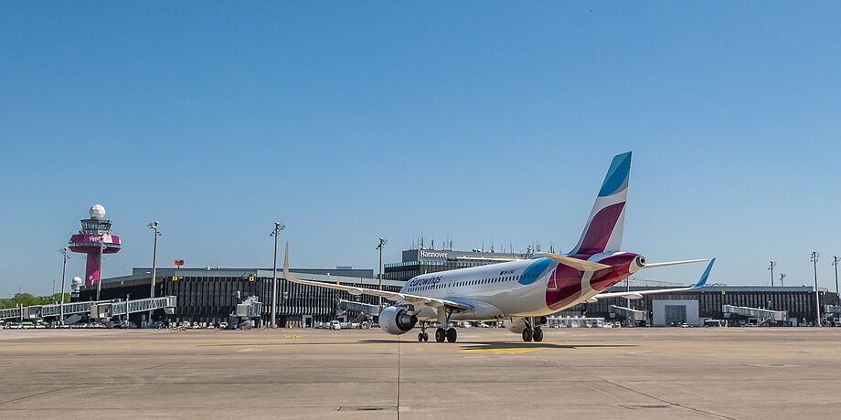Ein Flugzeug der Eurowings auf dem Vorfeld